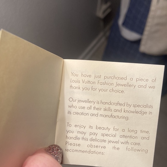 Authentic Louis Vuitton Magnetic V Brooch Brooche Gold - Picture 5 of 15